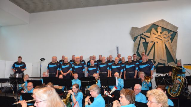 Harmonie St Michael speelt in buitenlucht