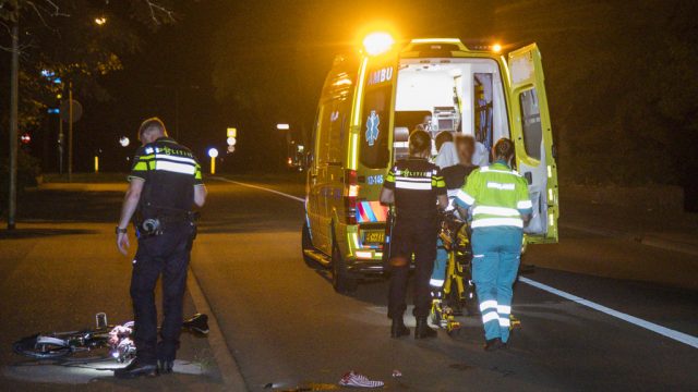 Fietser ligt bloedend op straat