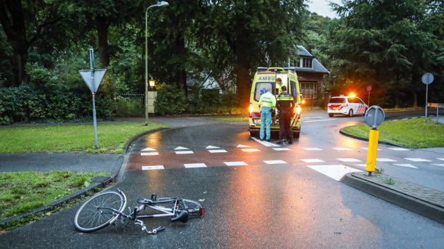 Doorrijden na ongeval Overveen: zwarte auto gezocht