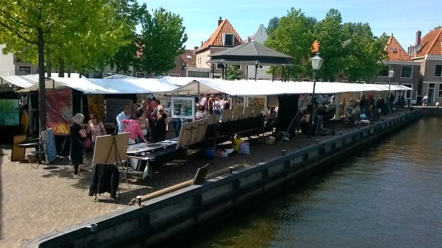 Kunstmarkt bij historisch sluisje in Spaarndam