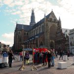 Bezoekers openluchtmuseum wanen zich in de geschiedenis van Haarlem