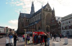 Bezoekers openluchtmuseum wanen zich in de geschiedenis van Haarlem