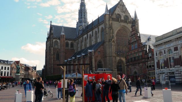 Bezoekers openluchtmuseum wanen zich in de geschiedenis van Haarlem