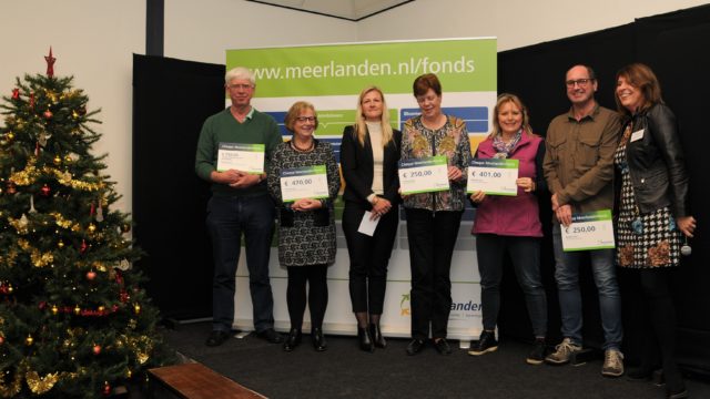 12_2018_Wethouder-Annelies-van-der-Have-en-Angeline-Kierkels-overhandigen-namens-het-Meerlandenfonds-cheques-aan-clubs-uit-Heemstede