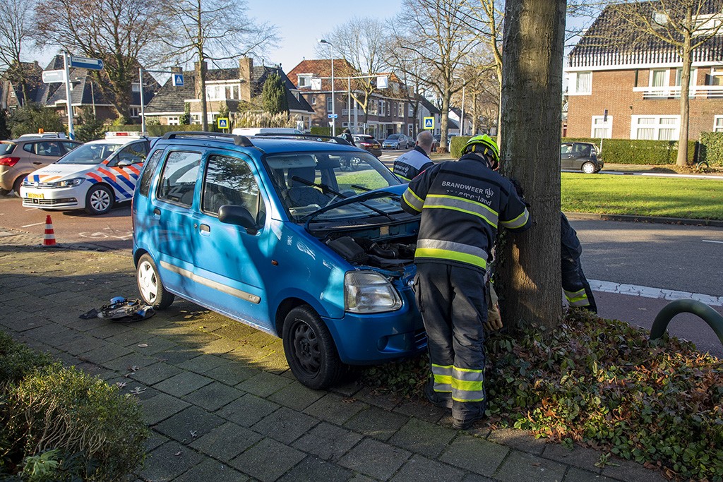 Auto tegen boom op de Heemsteedse Dreef De Heemsteder