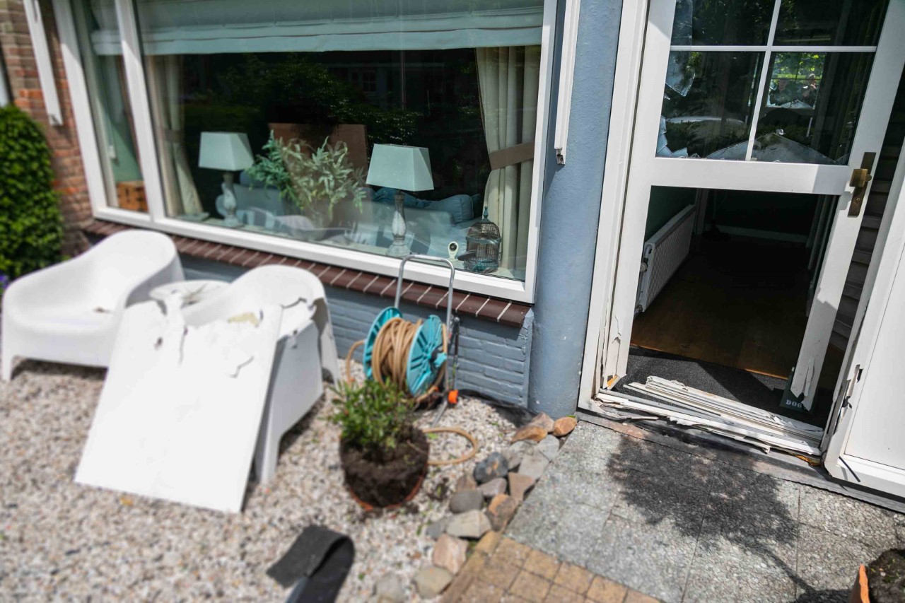 Explosief blaast voordeur uit woning in Bennebroek