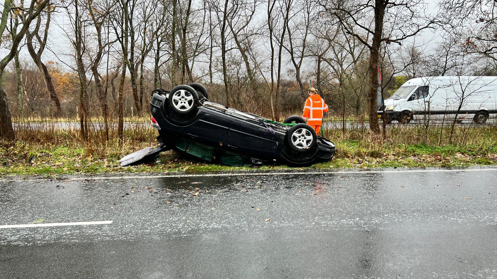 Auto op zijn kop in Overveen