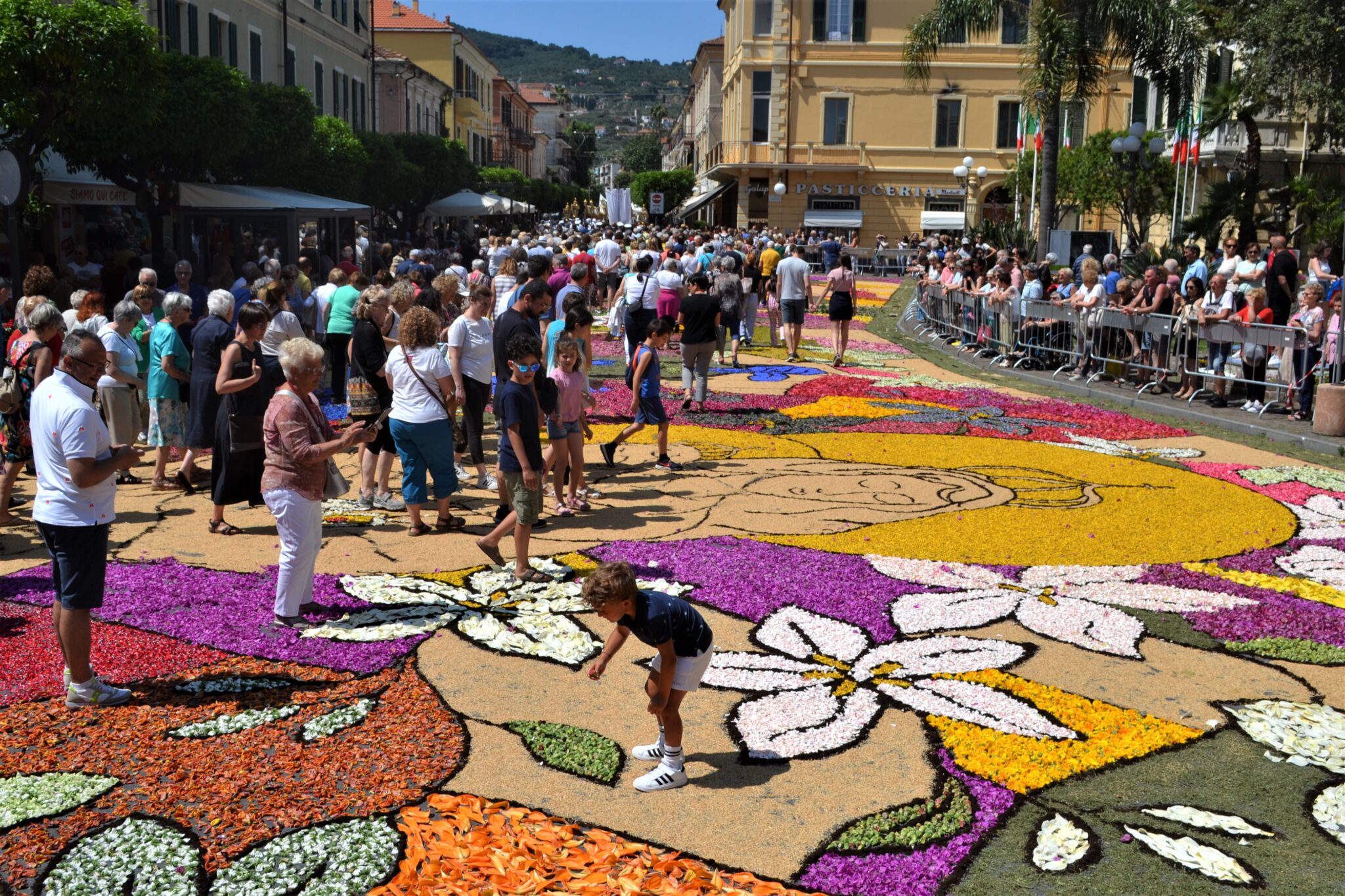 In viaggio: il magico e bellissimo tappeto floreale del Corpus Domini in Italia
