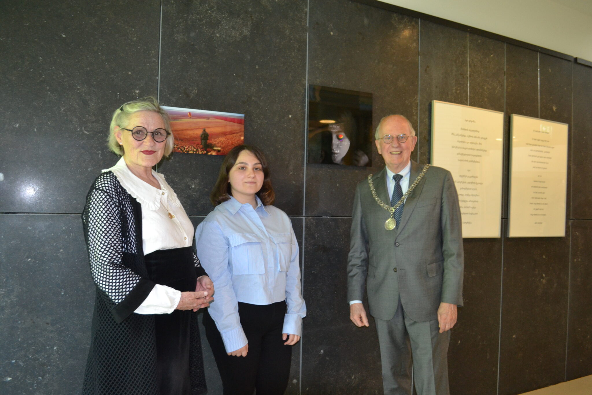 Aangrijpend drieluik van Susana Akopovi op Bloemendaalse Kunstmuur in gemeentehuis Bloemendaal
