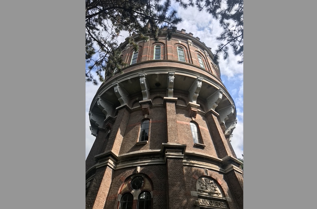 Beklim de watertoren van Overveen