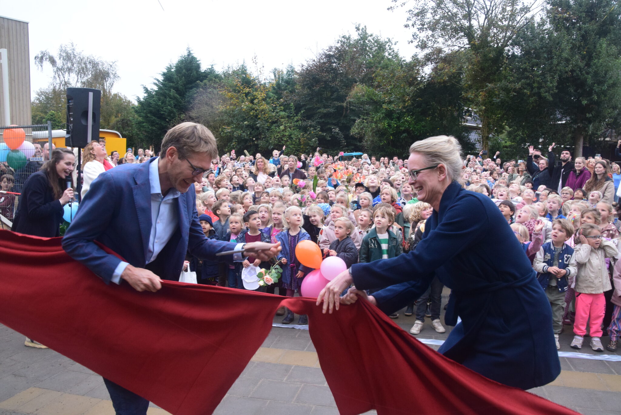 Opening nieuwe Nicolaas Beetsschool: “Wat is het prachtig geworden en die sportzaal!”