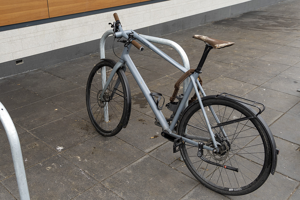 Fietser gewond bij botsing met lesauto