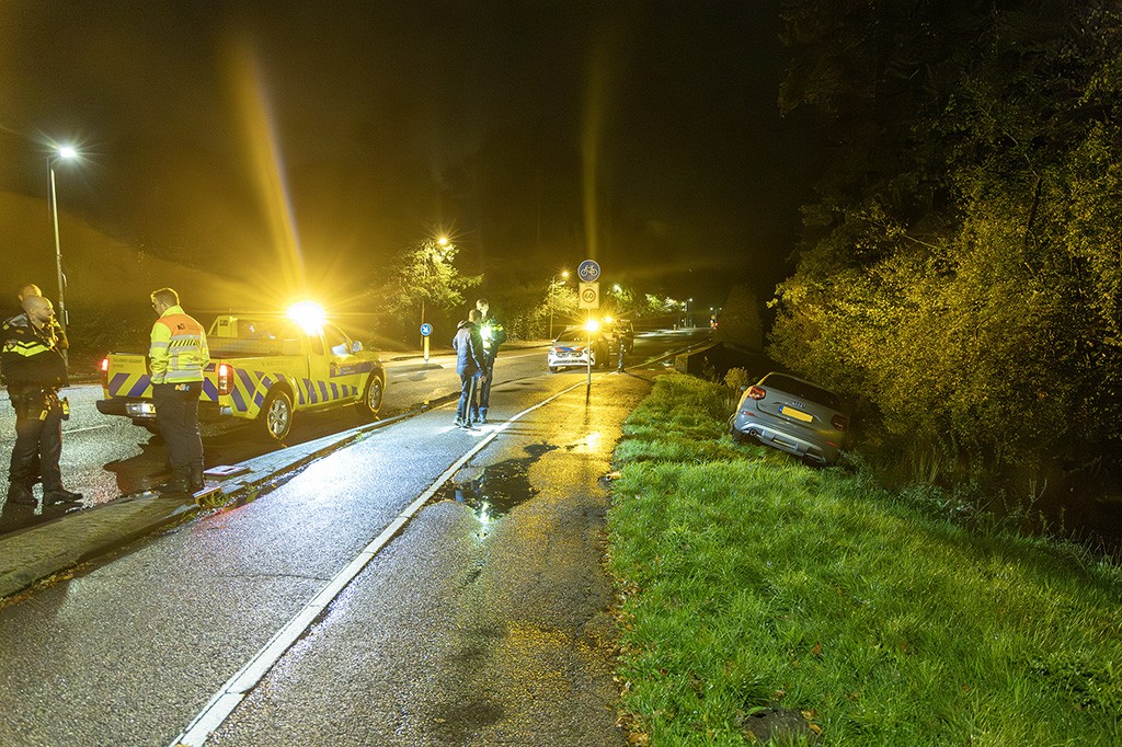 Dronken bestuurder rijdt auto vriendin deels het water in na ruzie