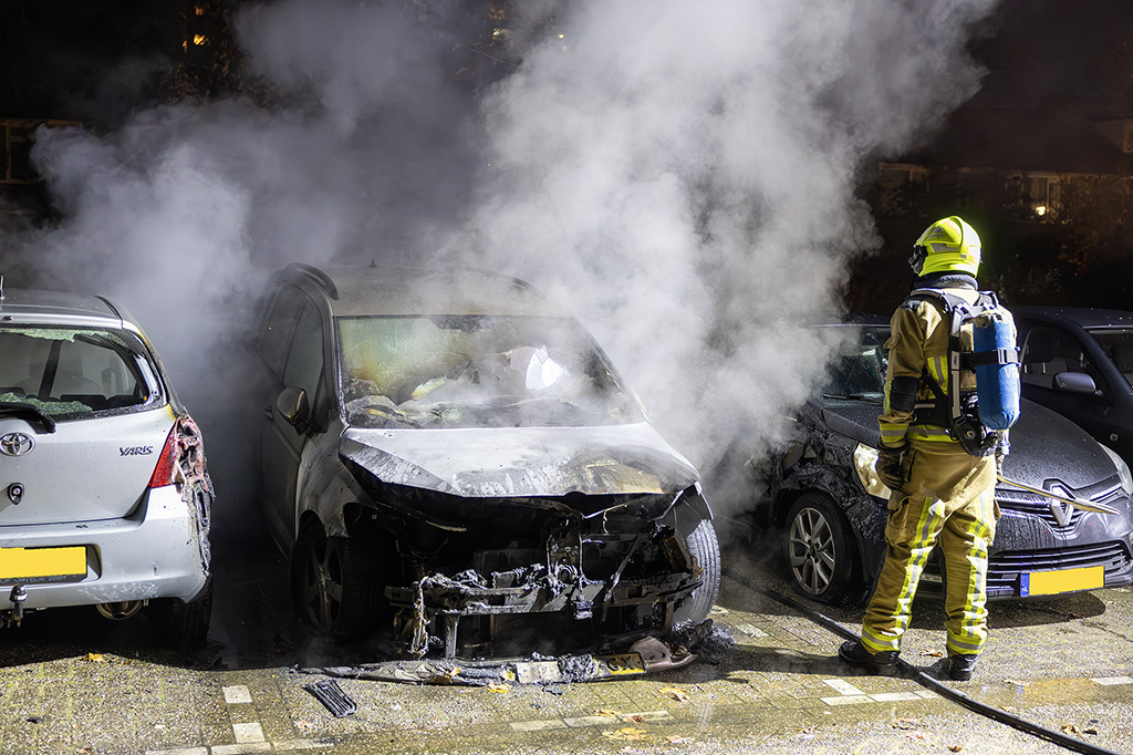 Drie auto’s beschadigd bij brand Van Konijnenburgstraat Haarlem