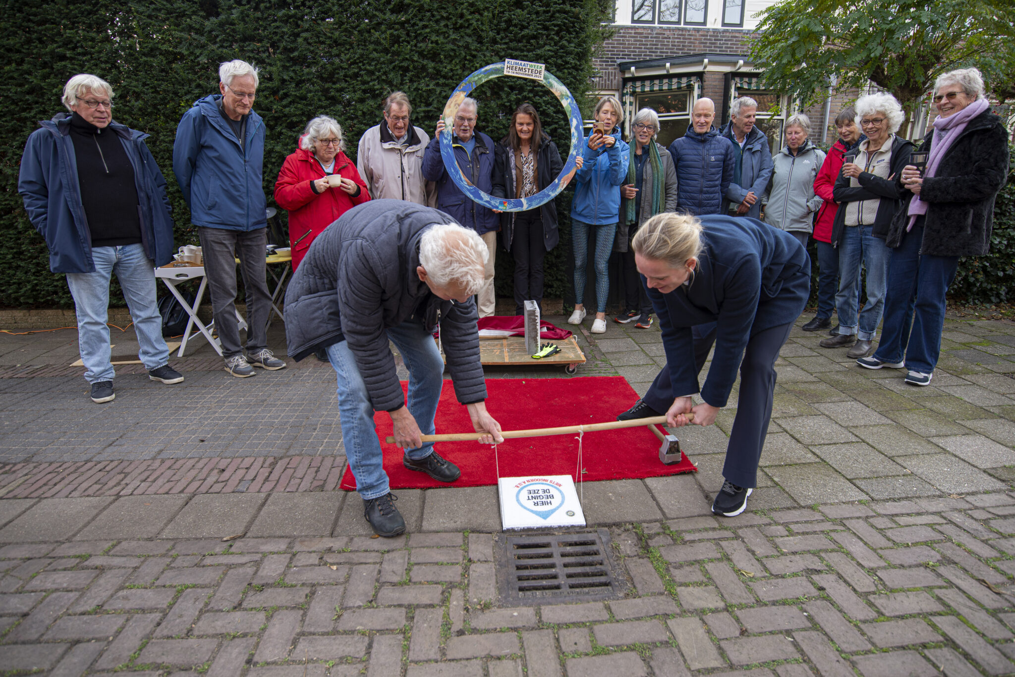 Stoeptegel ‘Hier begint de zee’ voor schonere leefomgeving
