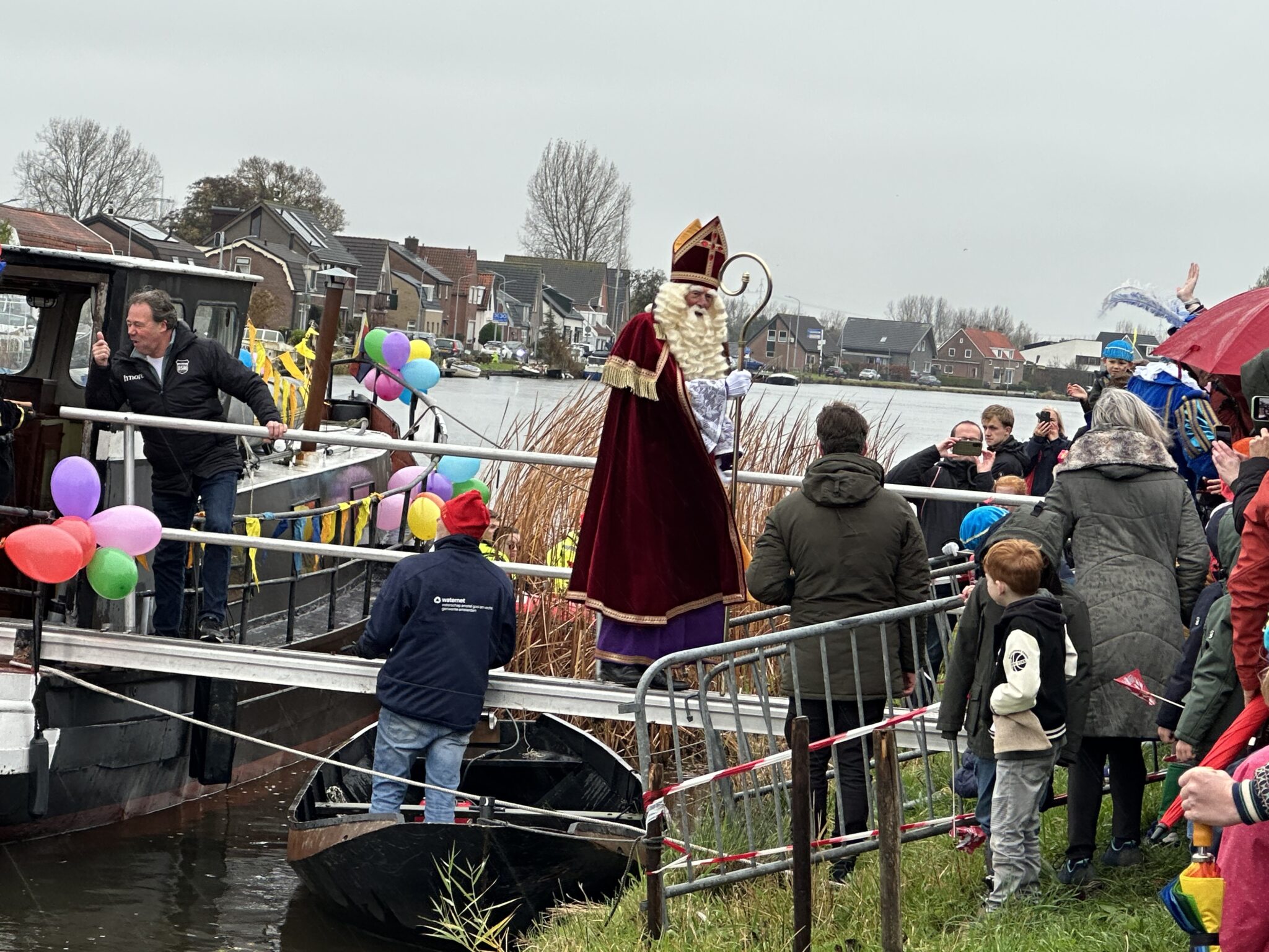 Regen deert kinderen niet tijdens ontvangst Sinterklaas
