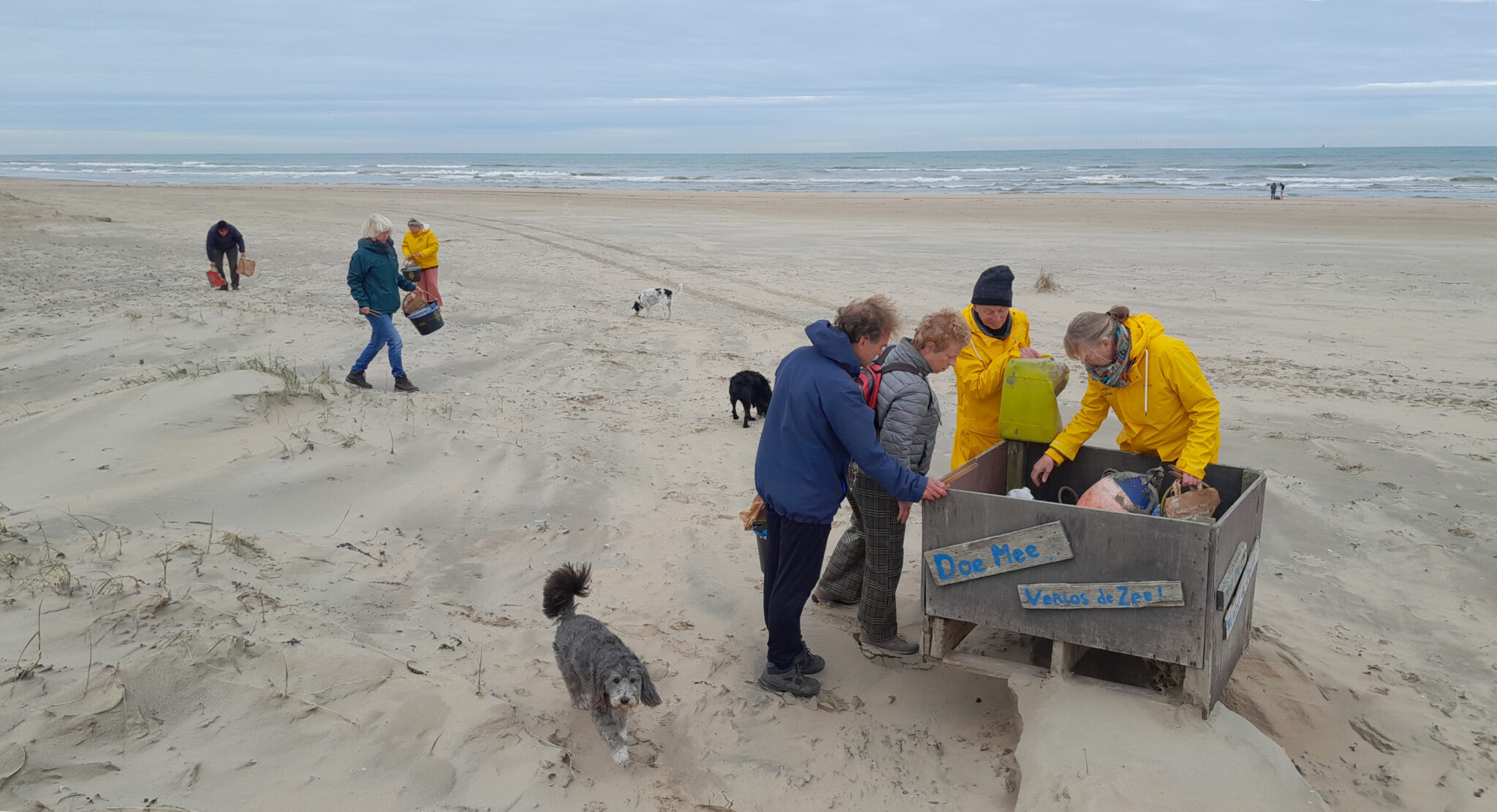 Jutbakken helpen om strand schoon te houden