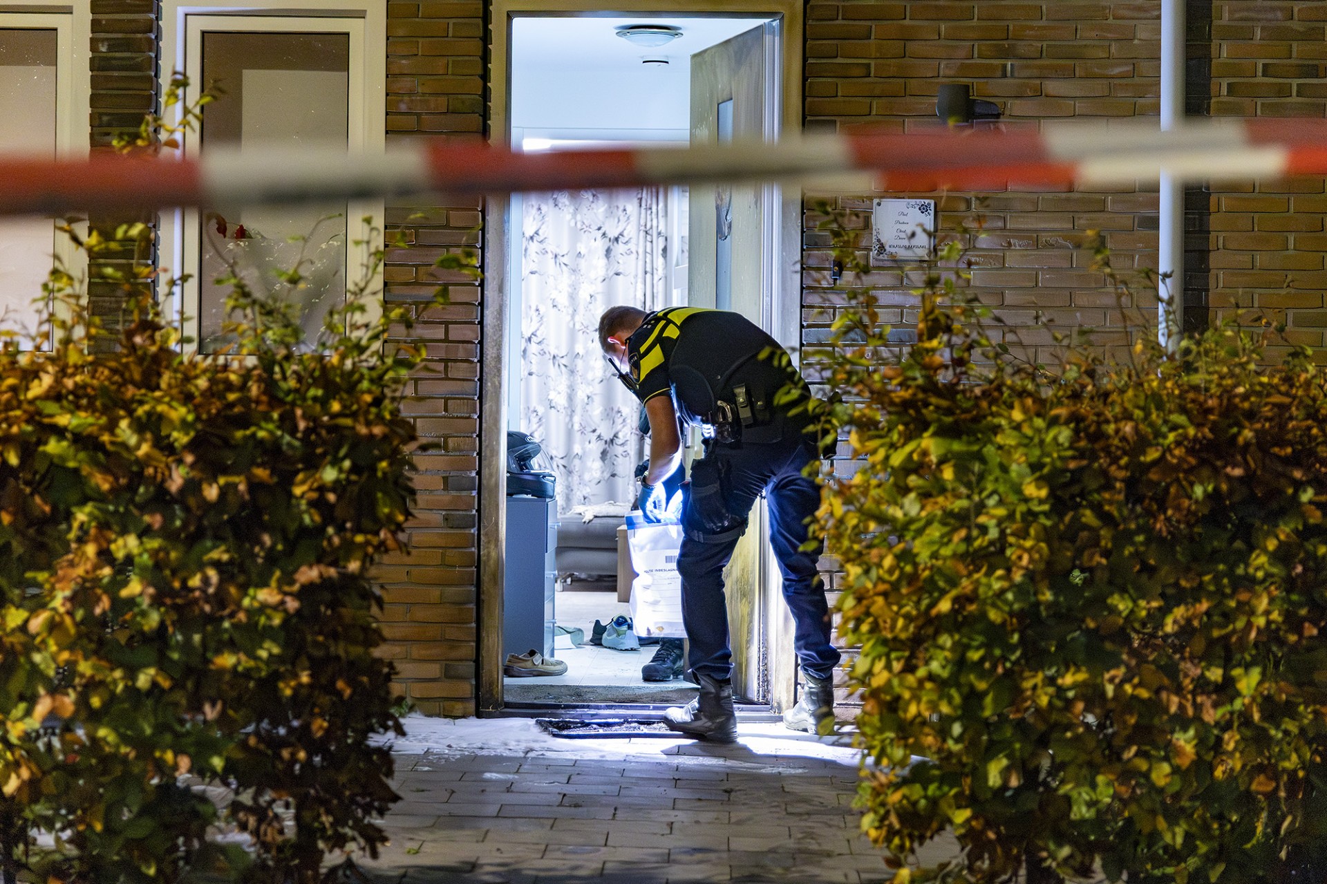 Explosie bij voordeur Archimedeskade Haarlem