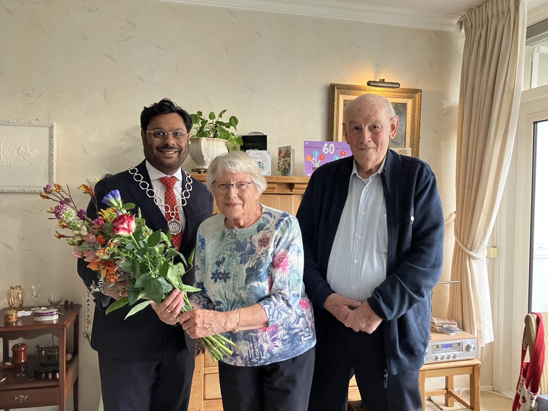 Burgemeester Binnendijk verrast 60-jarig huwelijkspaar Prins