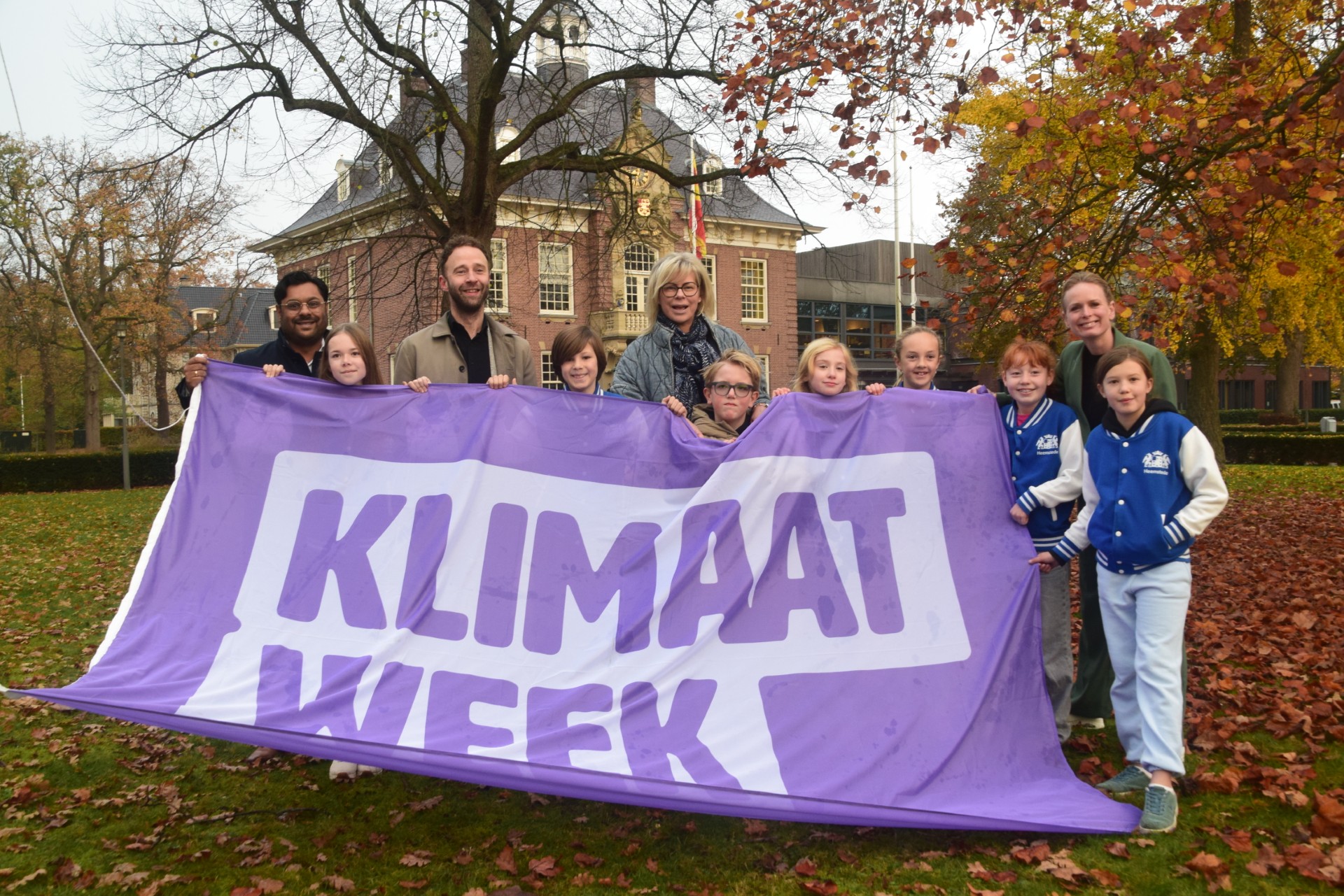 Eerste officiële daad Kindergemeenteraad: klimaatvlag hijsen