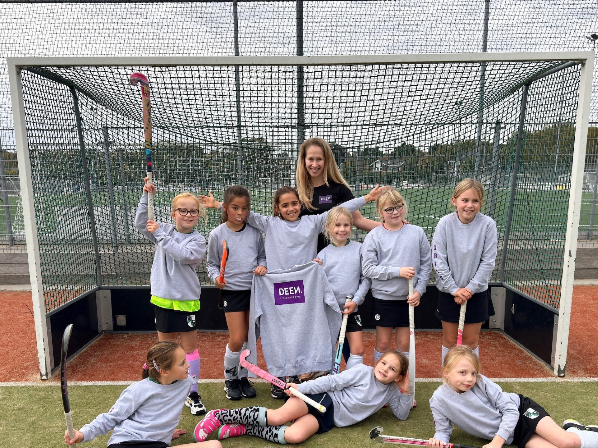 Praktijk Deen steunt Meisjes 09 Grijs Alliance met nieuwe truien en kinderfysiotherapeut