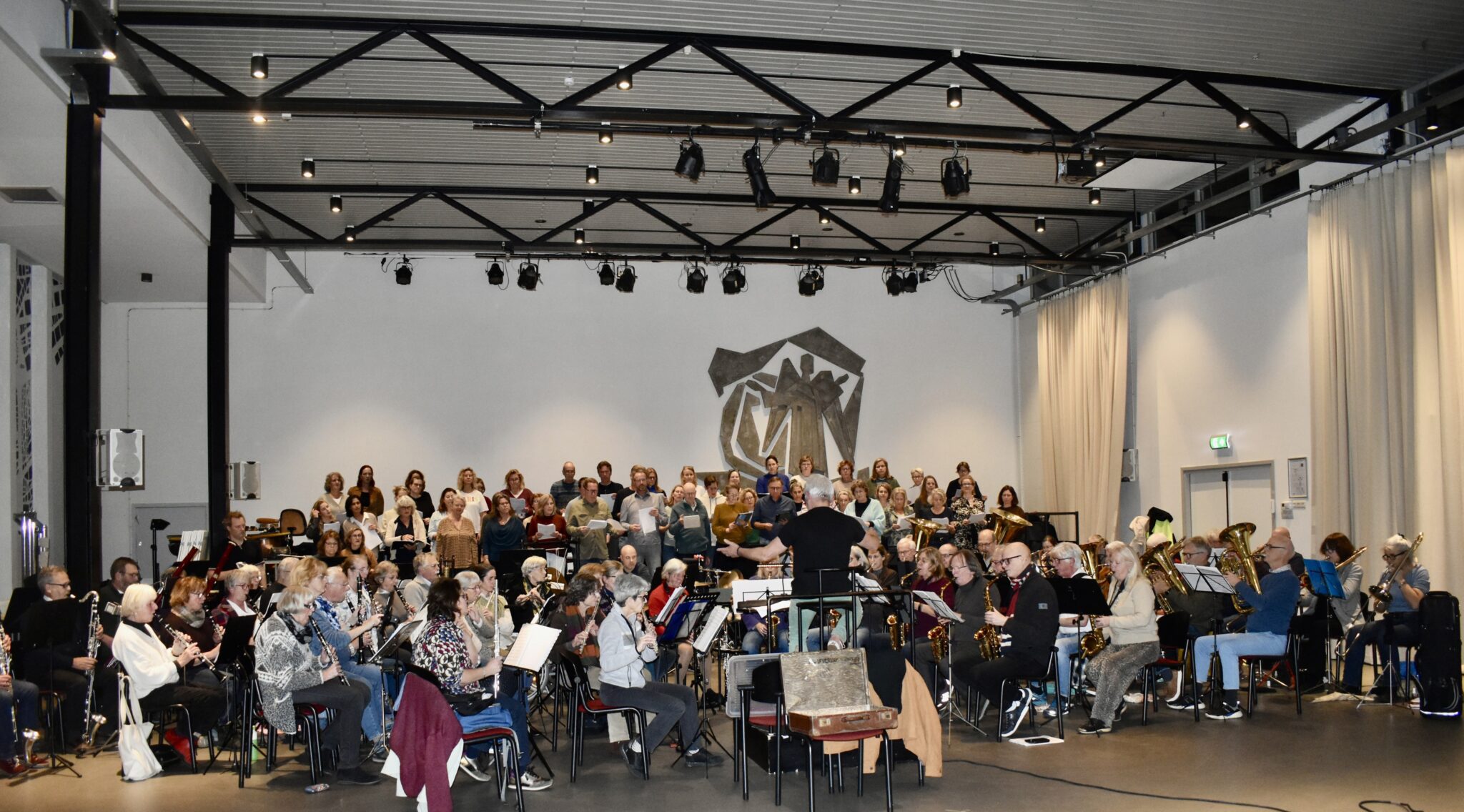 Symfonisch Blaasorkest Heemstede werkt aan groots afscheid dirigent Leon Bosch