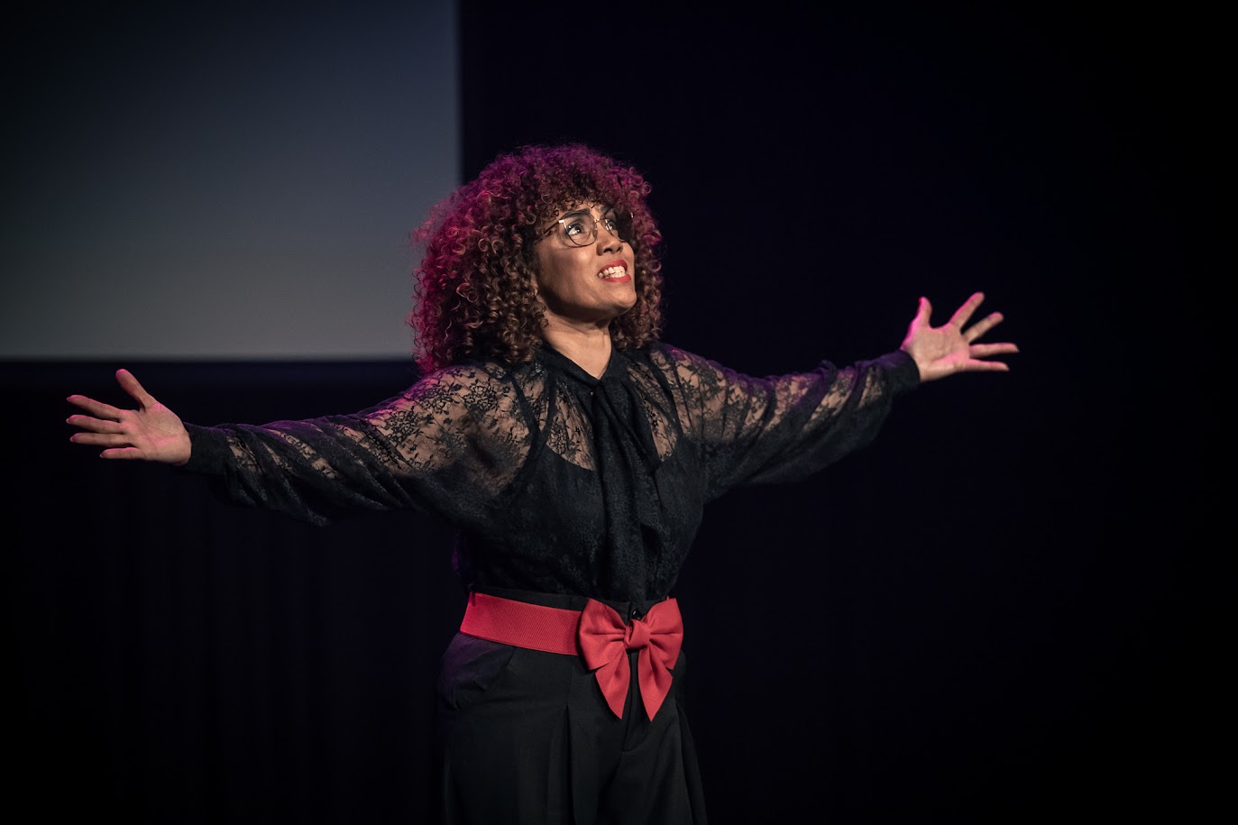 Elvira Nanariain speelt voorstelling ‘Losbreken’ in Theater de Luifel