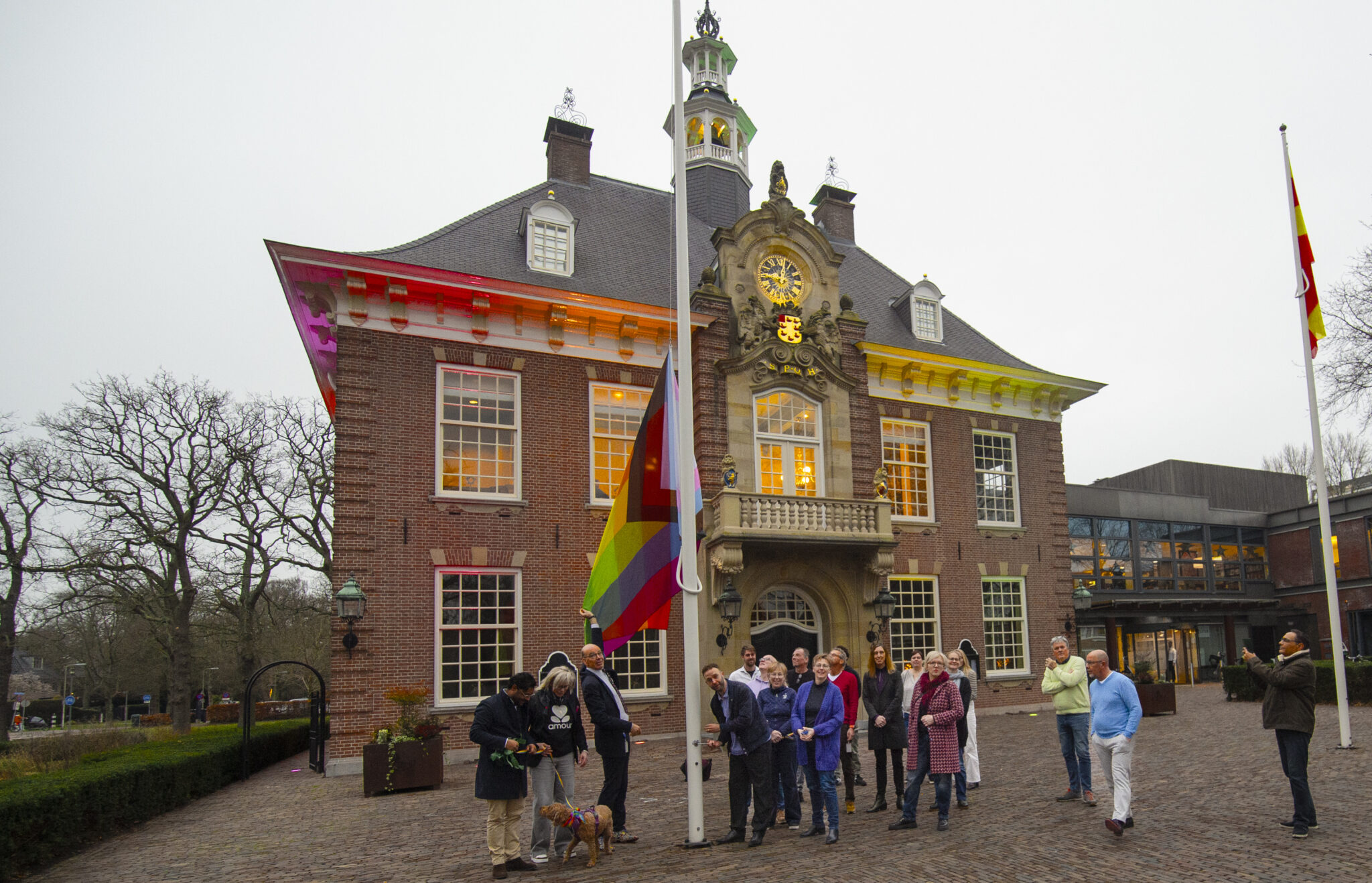 Heemstede viert 5 jaar regenbooggemeente met regenboogvlag en taart op Paarse Vrijdag