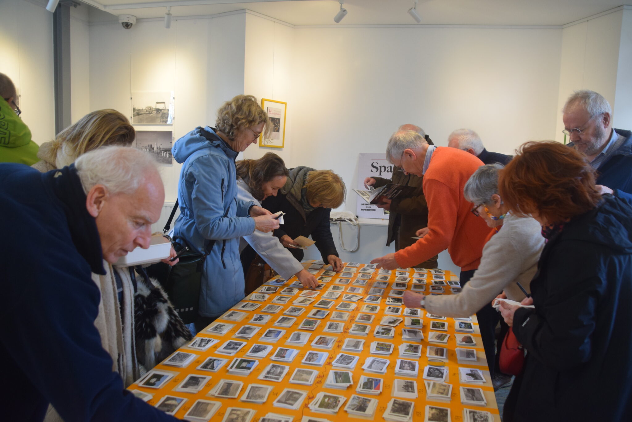 Veel blije mensen op de ruilmiddag van de Plusplakplaatjes