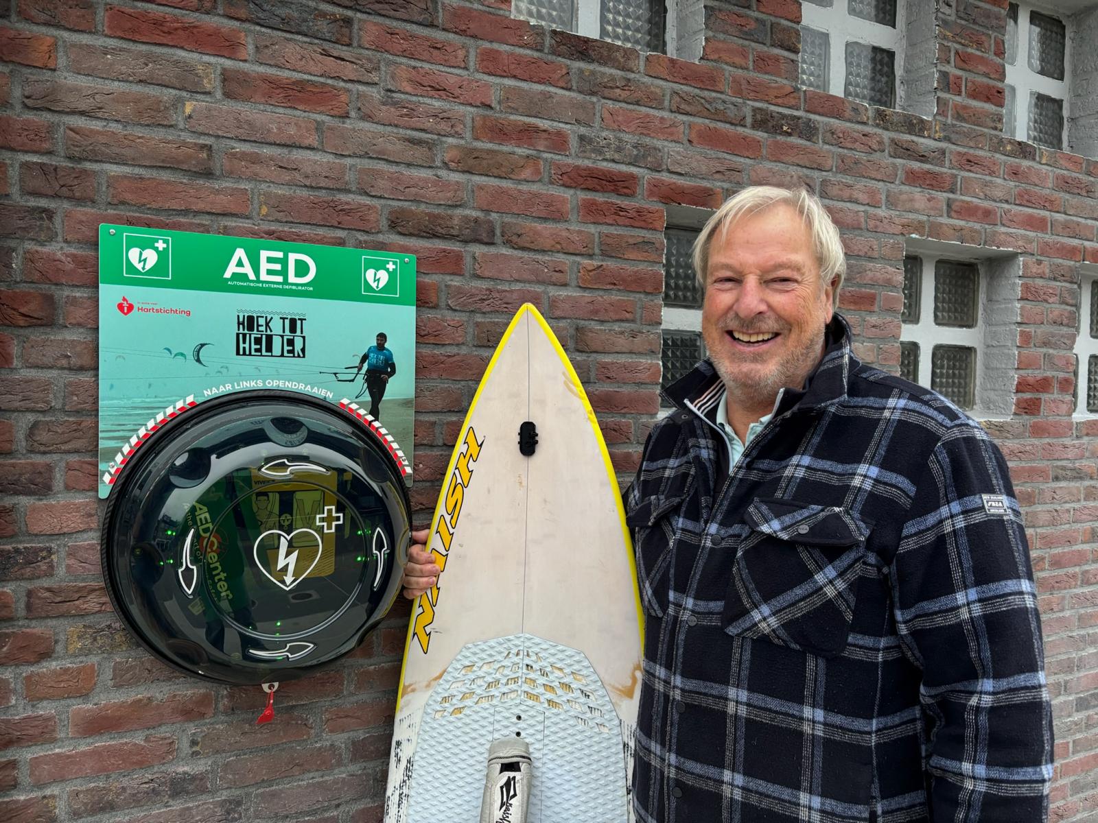 Tim Klijn doneert AED aan KNRM Zandvoort