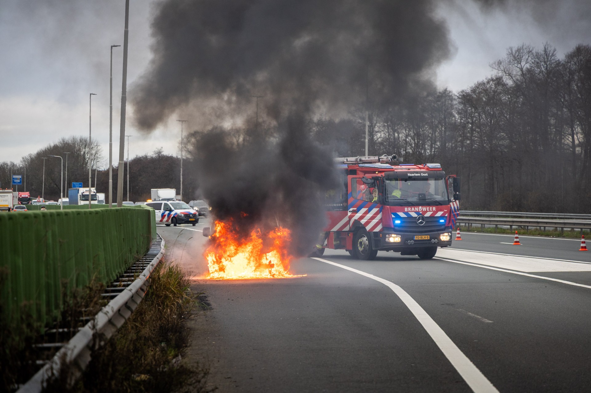 Werkbusje brandt uit op afrit A200 bij Rottepolderplein