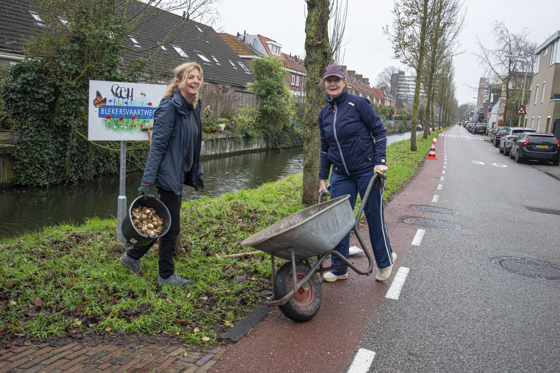 Blekersvaartweg in de bollen voor kleurige bloemenzee in het voorjaar
