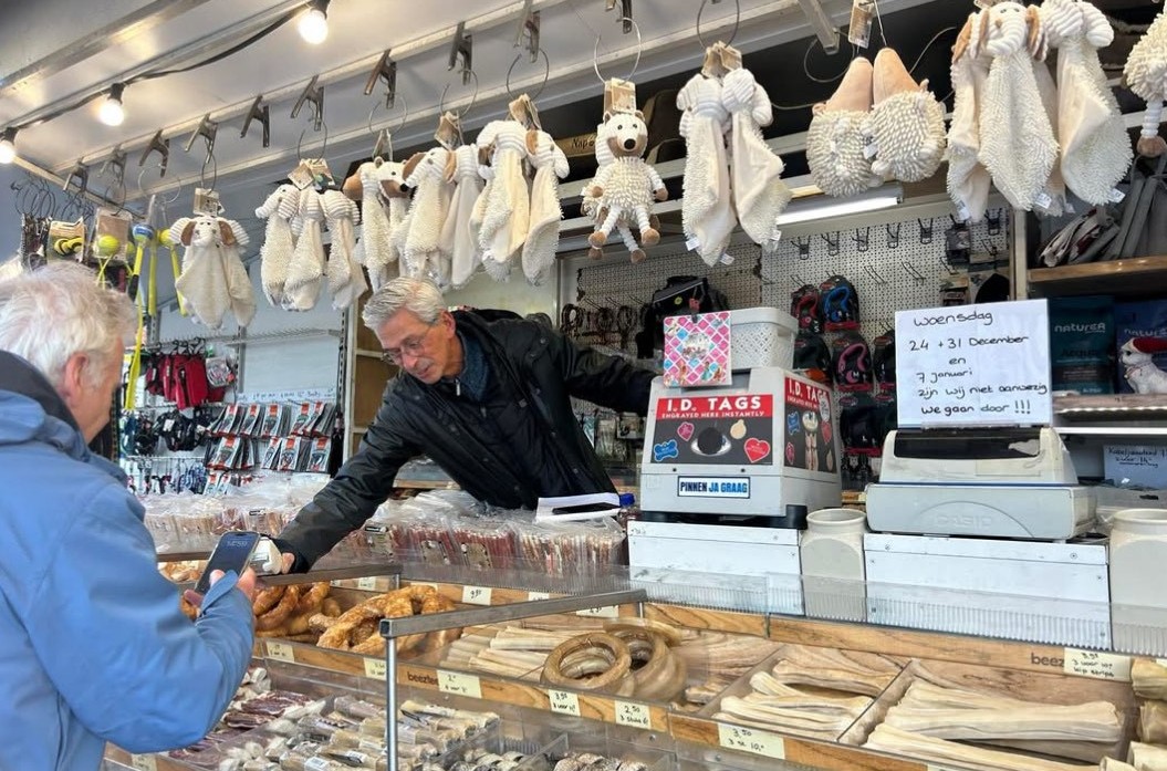 De heer De Leeuw van dierenwinkelkraam op weekmarkt met pensioen