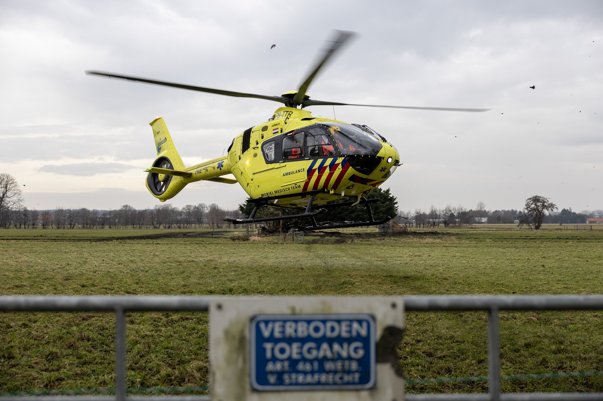 Jongetje gewond na val van hekwerk in Haarlem