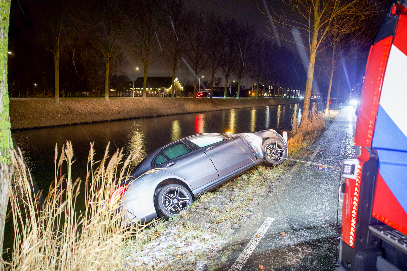 Auto door gladheid bijna te water bij Lijnden