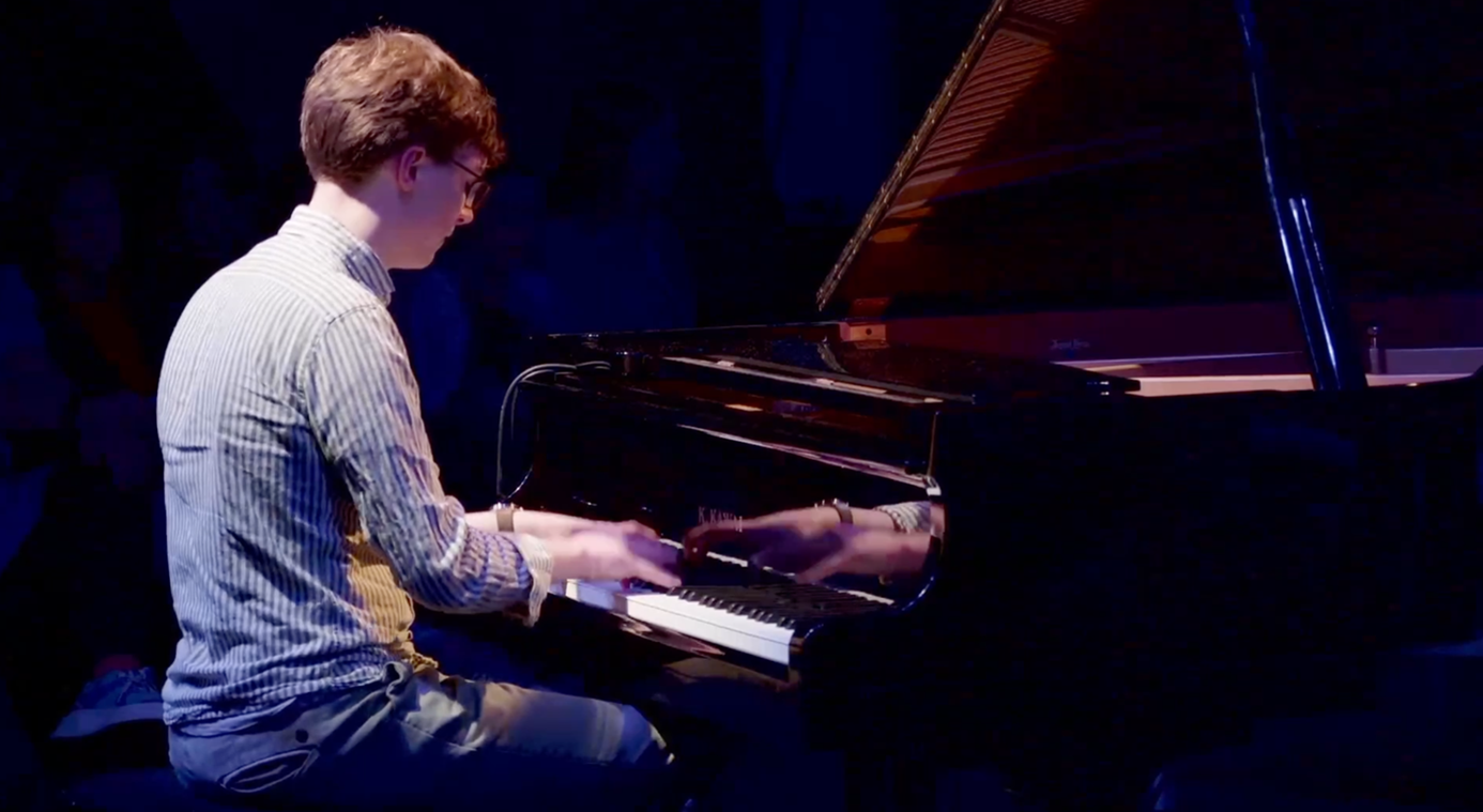 Jong muzikaal talent bij Glad Marmer Klassiek op College Hageveld