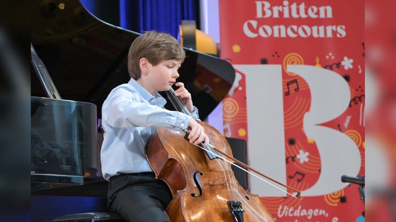 Jong muzikaal talent op cello en piano in Pinksterkerk