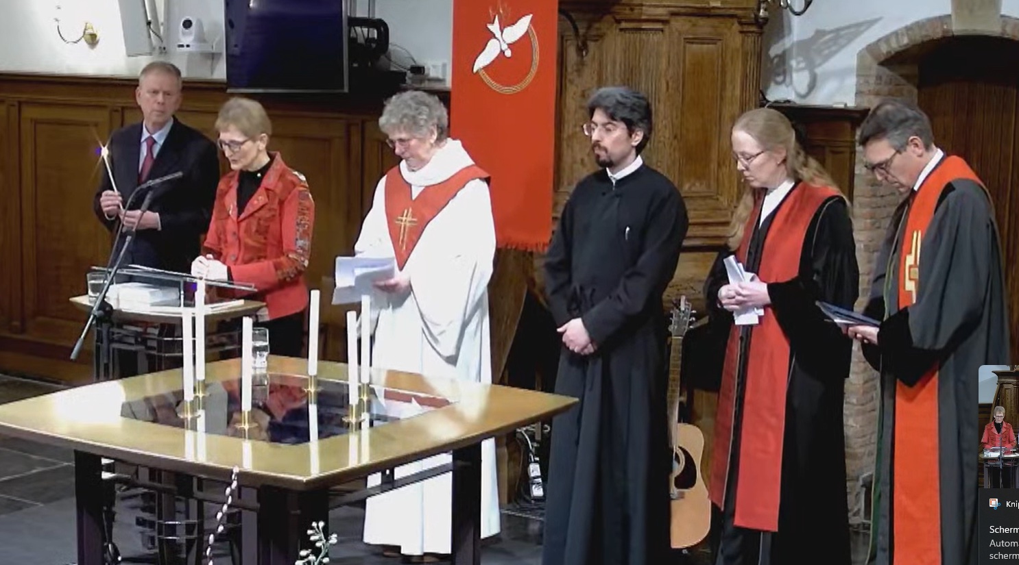 Zes pastores naast elkaar in oecumenische dienst