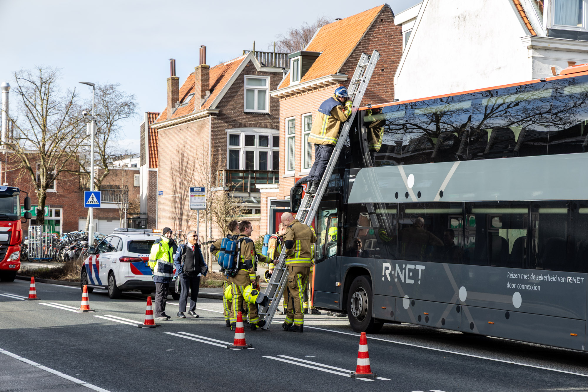Kortsluiting op dak van lijnbus