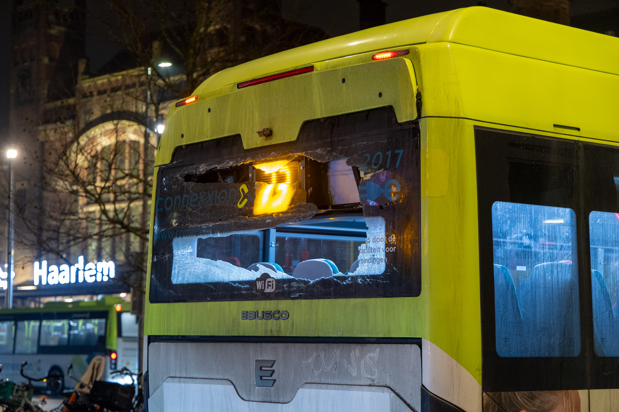 Gewonde bij kop-staartbotsing lijnbussen Jansweg Haarlem