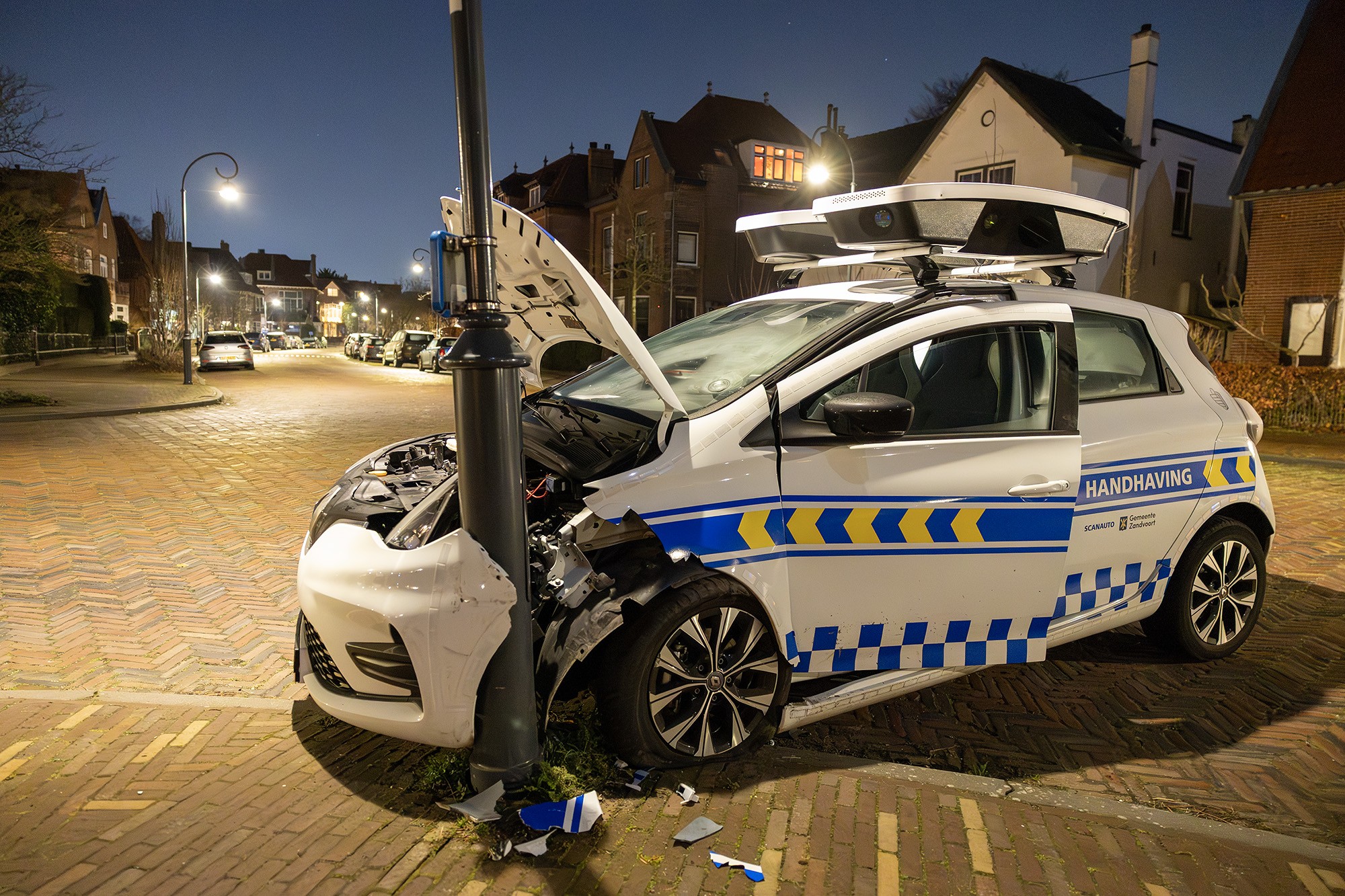Scanauto gemeente botst tegen lantaarnpaal in Haarlem