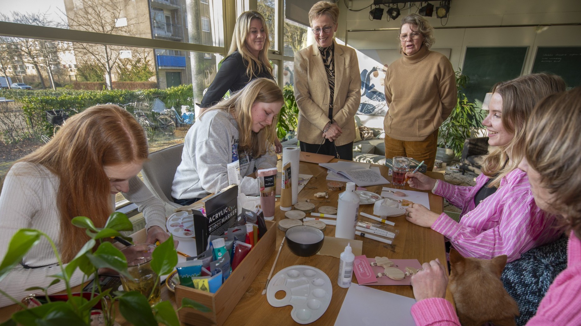 Wethouder De Wit op bezoek bij Inloophuis Aurora Recovery