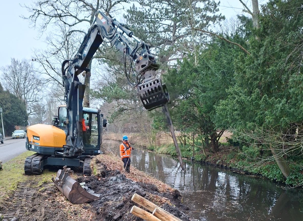 Nieuwe duurzame beschoeiing Burgemeester Van Doornkade