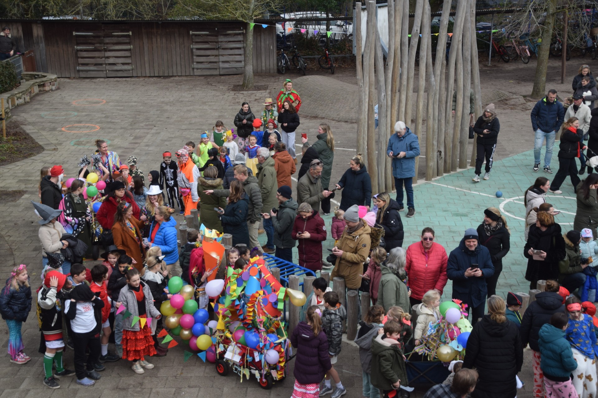 Genieten van prachtige carnavalsoptocht op het schoolplein
