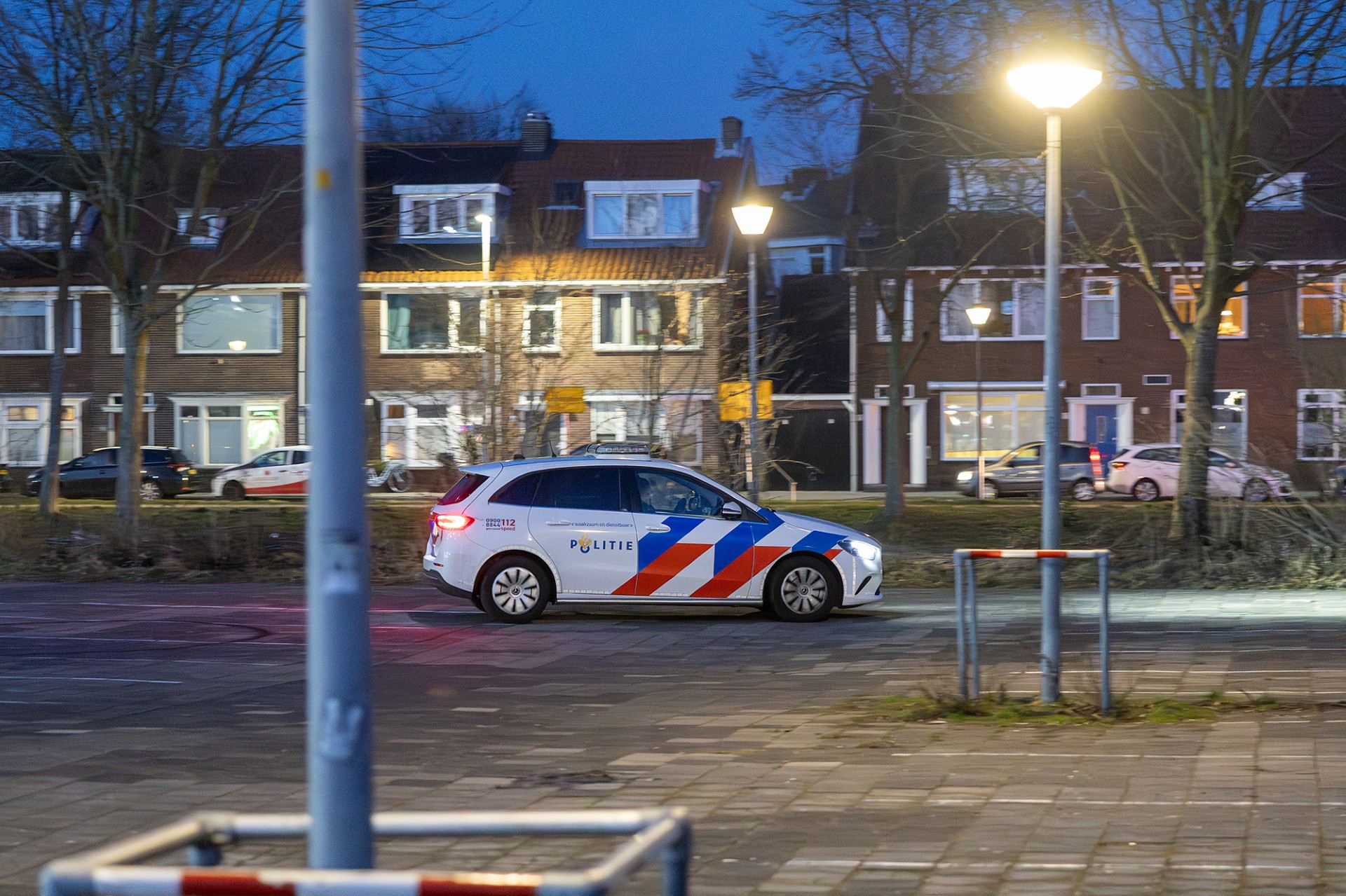 Politie zoekt rond supermarkt na melding vuurwapen