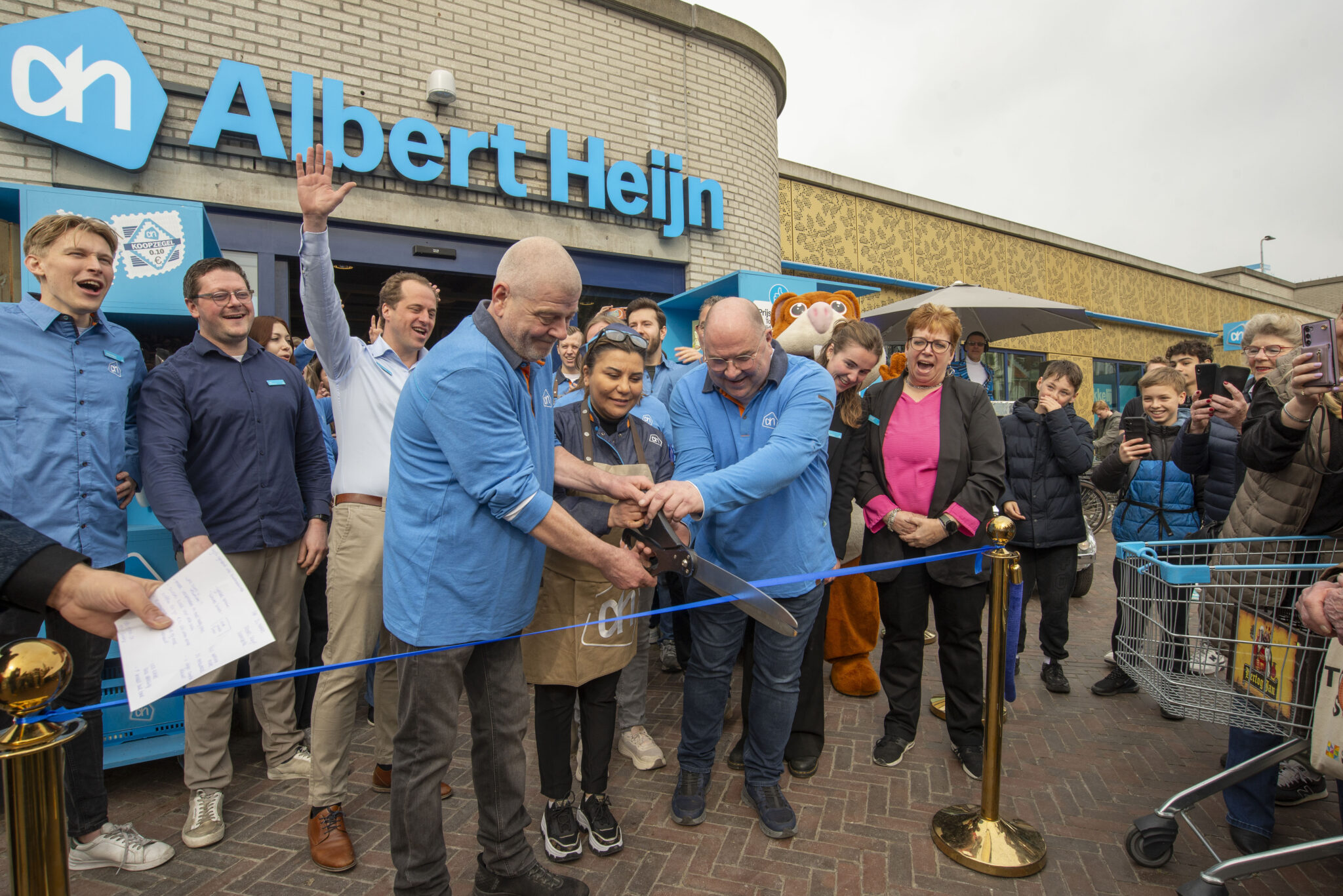 Compleet vernieuwde Albert Heijn feestelijk heropend