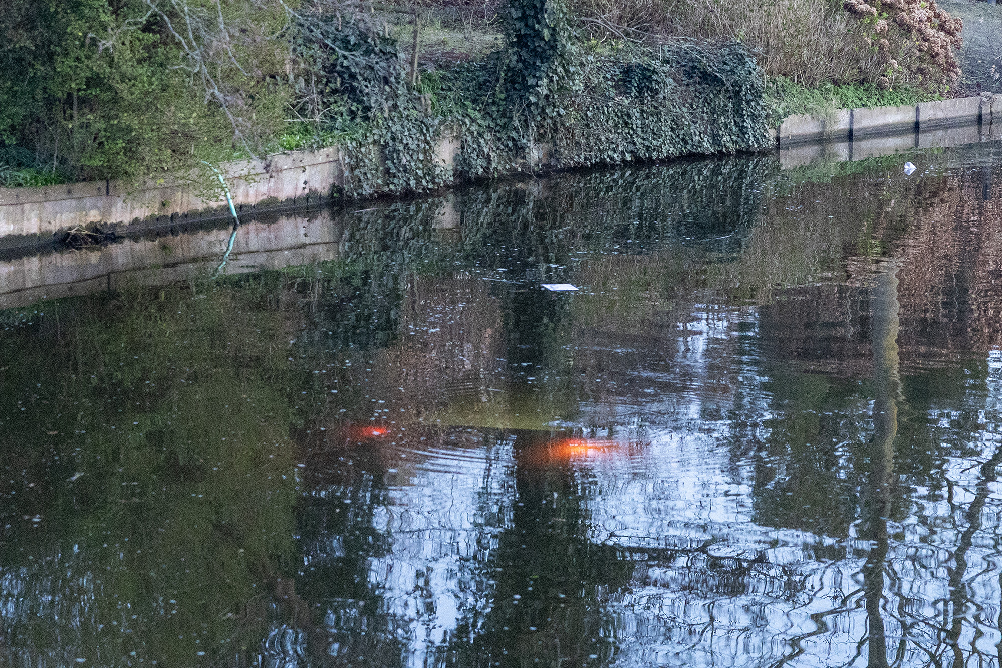 Auto te water in de Leidsevaart
