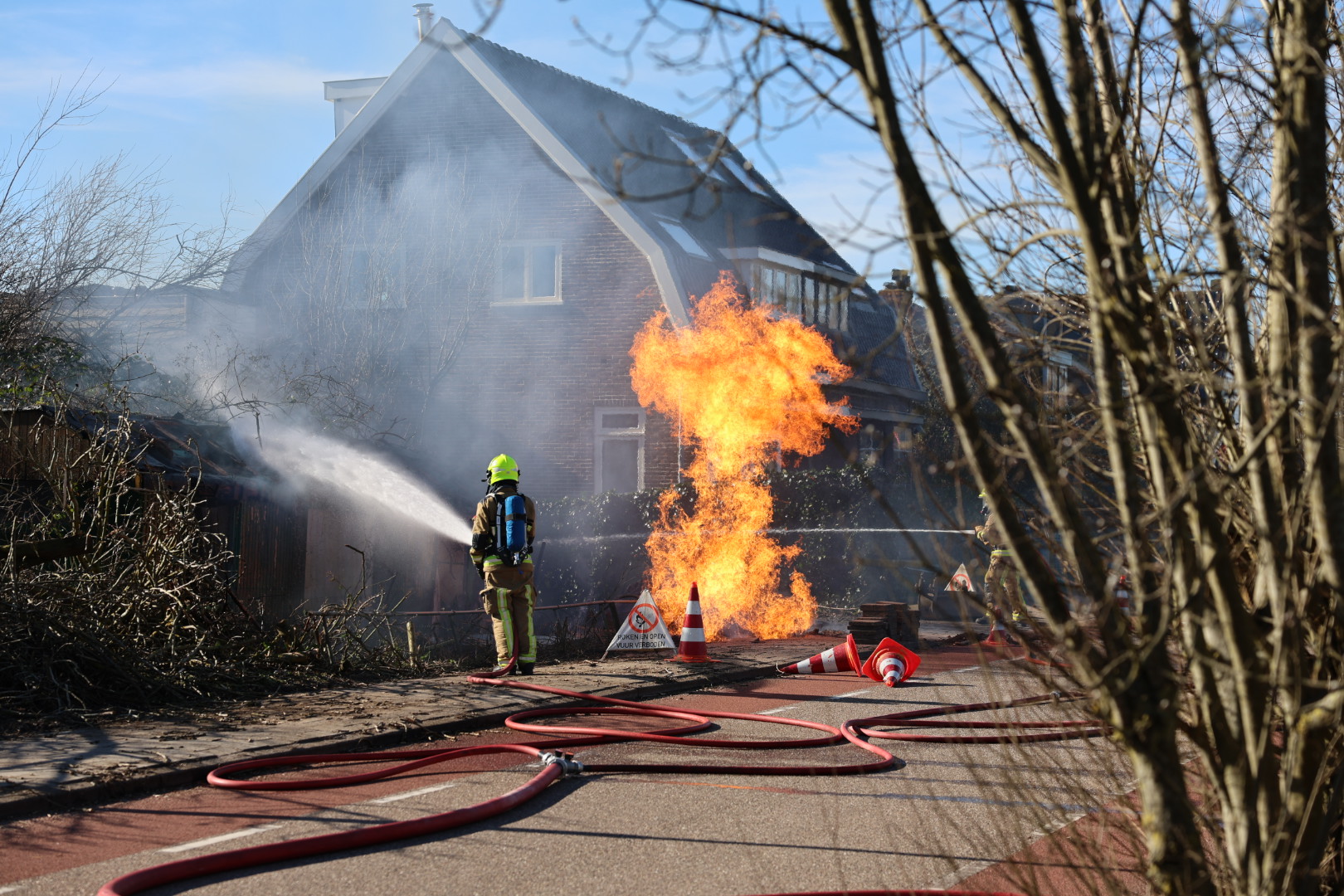 Gasleiding in brand, vlammen metershoog