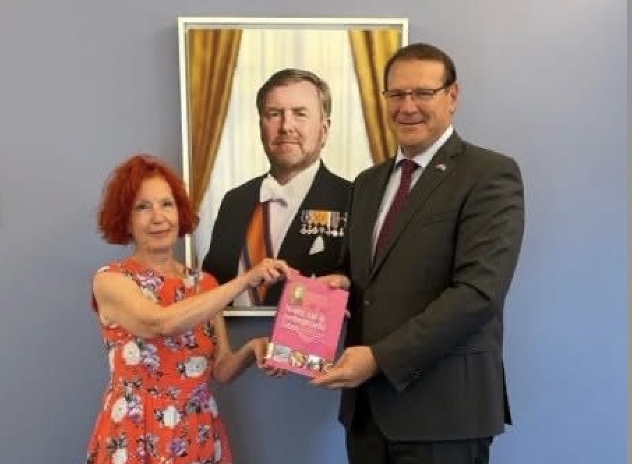 Heemsteedse schrijft boek over Caraïbische erfgoedcollecties