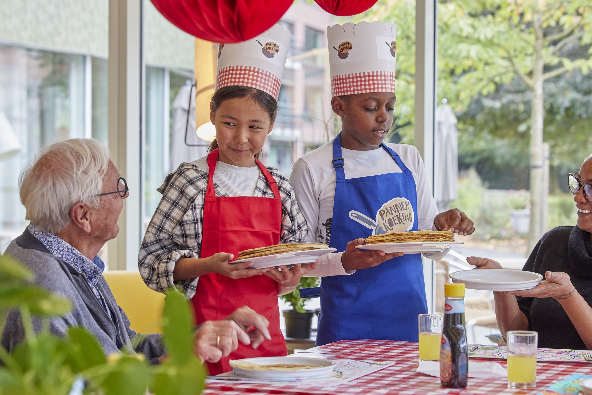 Bloemendaalse scholen bakken pannenkoeken voor ouderen